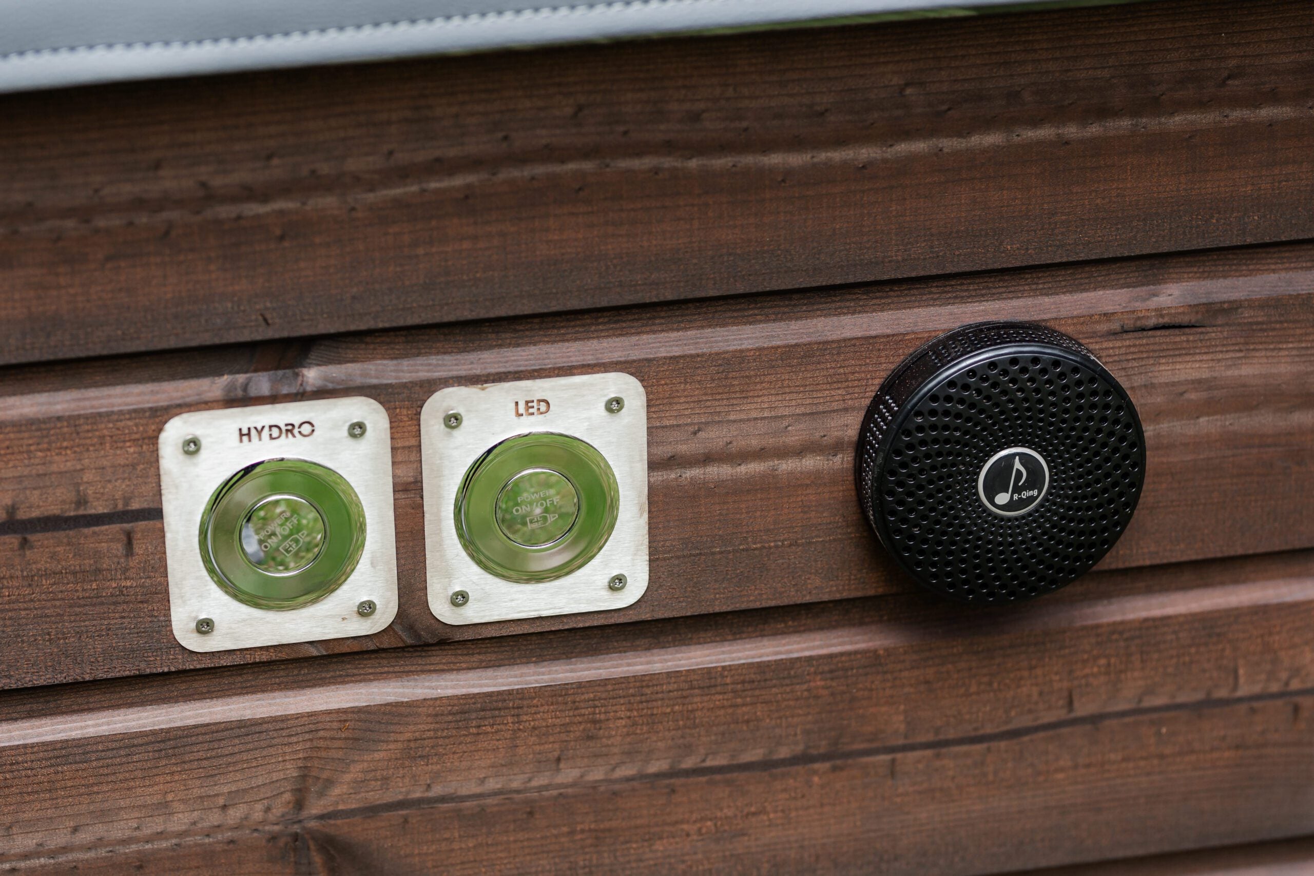 Quadratischer Acryl-Whirlpool (mit Außenheizung) 220×220 mm – Fichtenholz