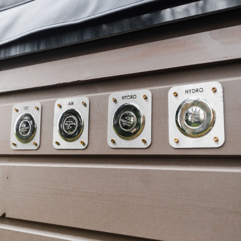 Quadratischer Acryl-Whirlpool (mit integrierter Heizung) 245×245 mm – Fichtenholz