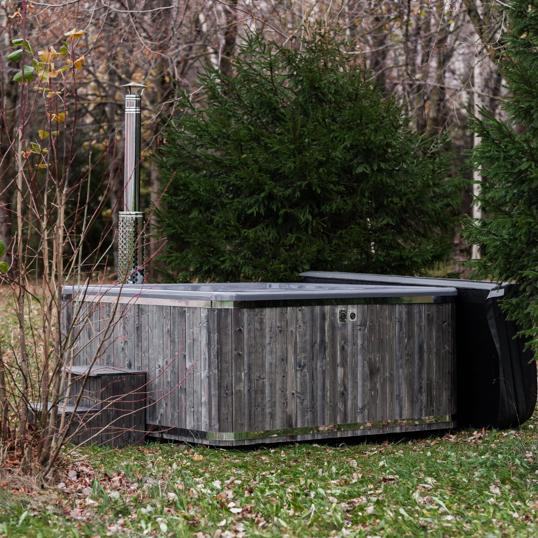 Quadratischer Whirlpool aus Fiberglas (mit integrierter Heizung) 220×220 – Verkleidung aus WPC-Kunststoff