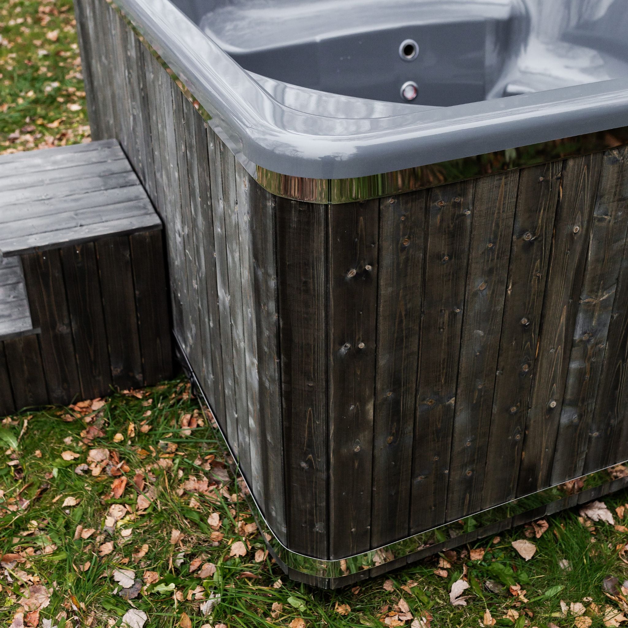 Quadratischer Whirlpool aus Fiberglas (mit integrierter Heizung) 220×220 – Verkleidung aus WPC-Kunststoff