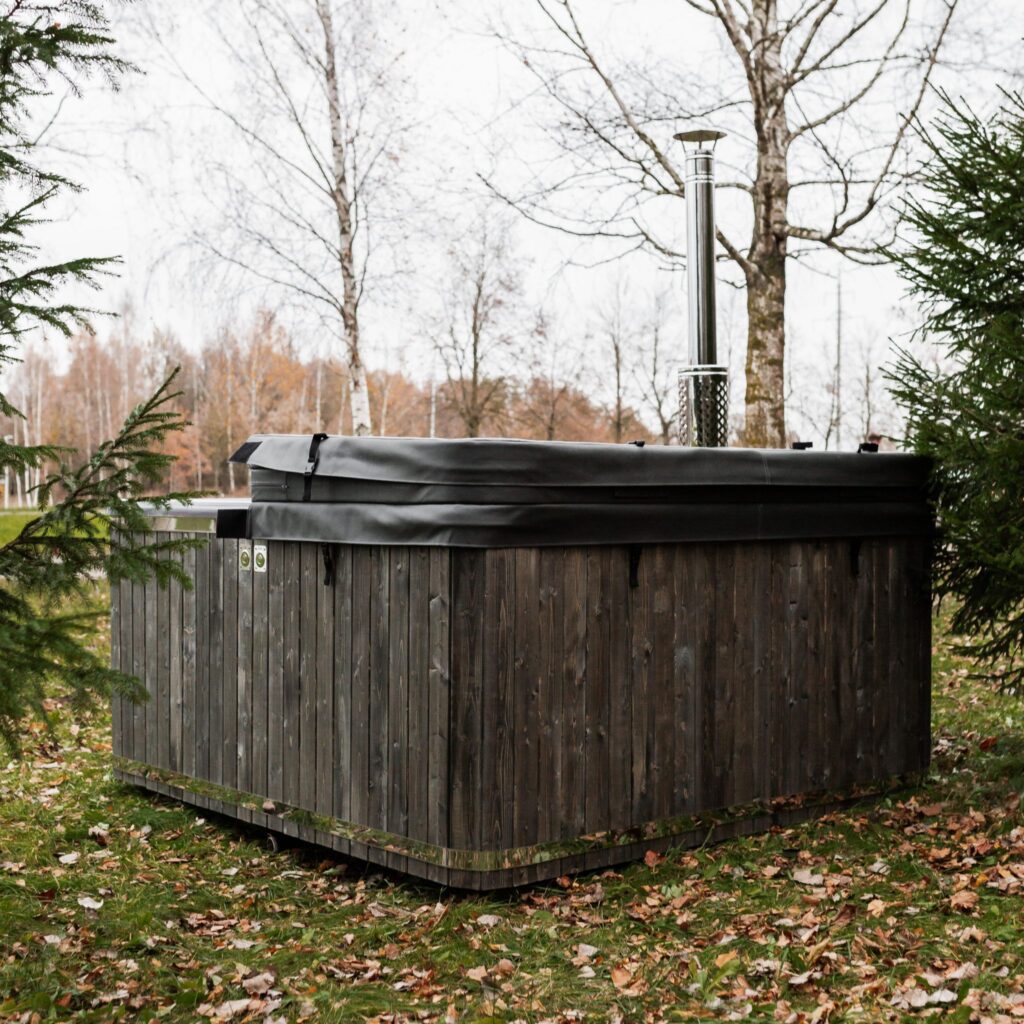 Quadratischer Whirlpool aus Fiberglas (mit integrierter Heizung) 220×220 – Verkleidung aus WPC-Kunststoff