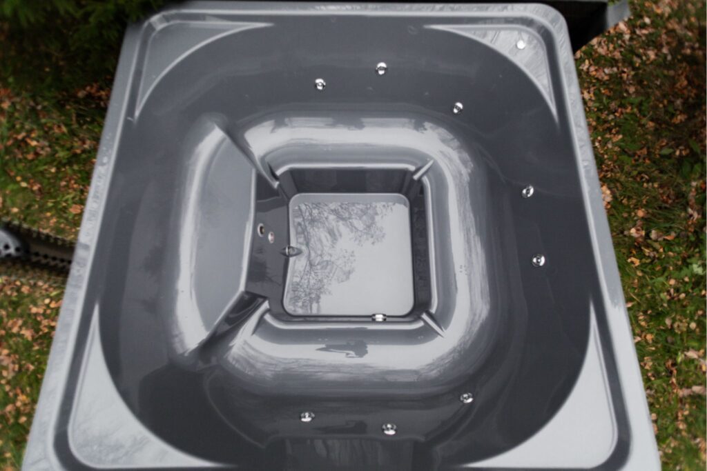 Quadratischer Whirlpool aus Fiberglas (mit integrierter Heizung) 220×220 – Verkleidung aus WPC-Kunststoff