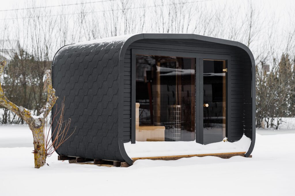 Isolierte LUX-Sauna mit Vorraum 245×340 – Thermoholz