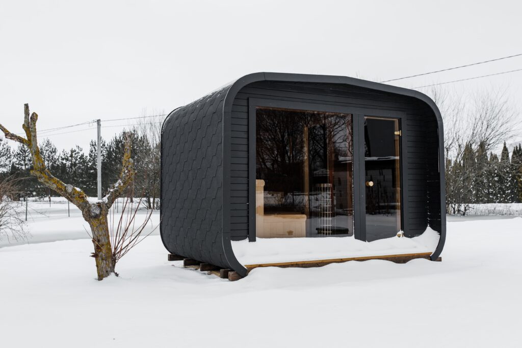 Isolierte LUX-Sauna mit Vorraum 245×340 – Thermoholz