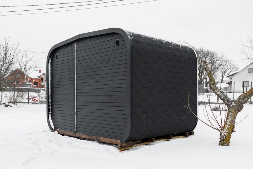 Isolierte LUX-Sauna mit Vorraum 245×340 – Thermoholz