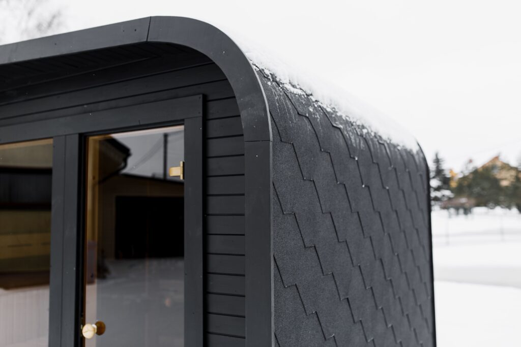 Isolierte LUX-Sauna mit Vorraum 245×340 – Thermoholz