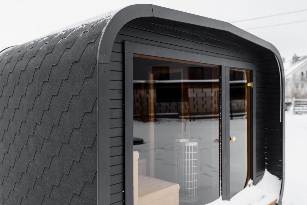 Isolierte LUX-Sauna mit Vorraum 245×340 – Thermoholz