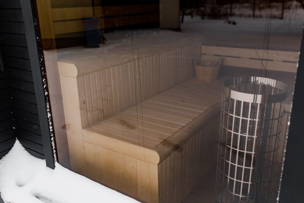 Isolierte LUX-Sauna mit Vorraum 245×340 – Thermoholz