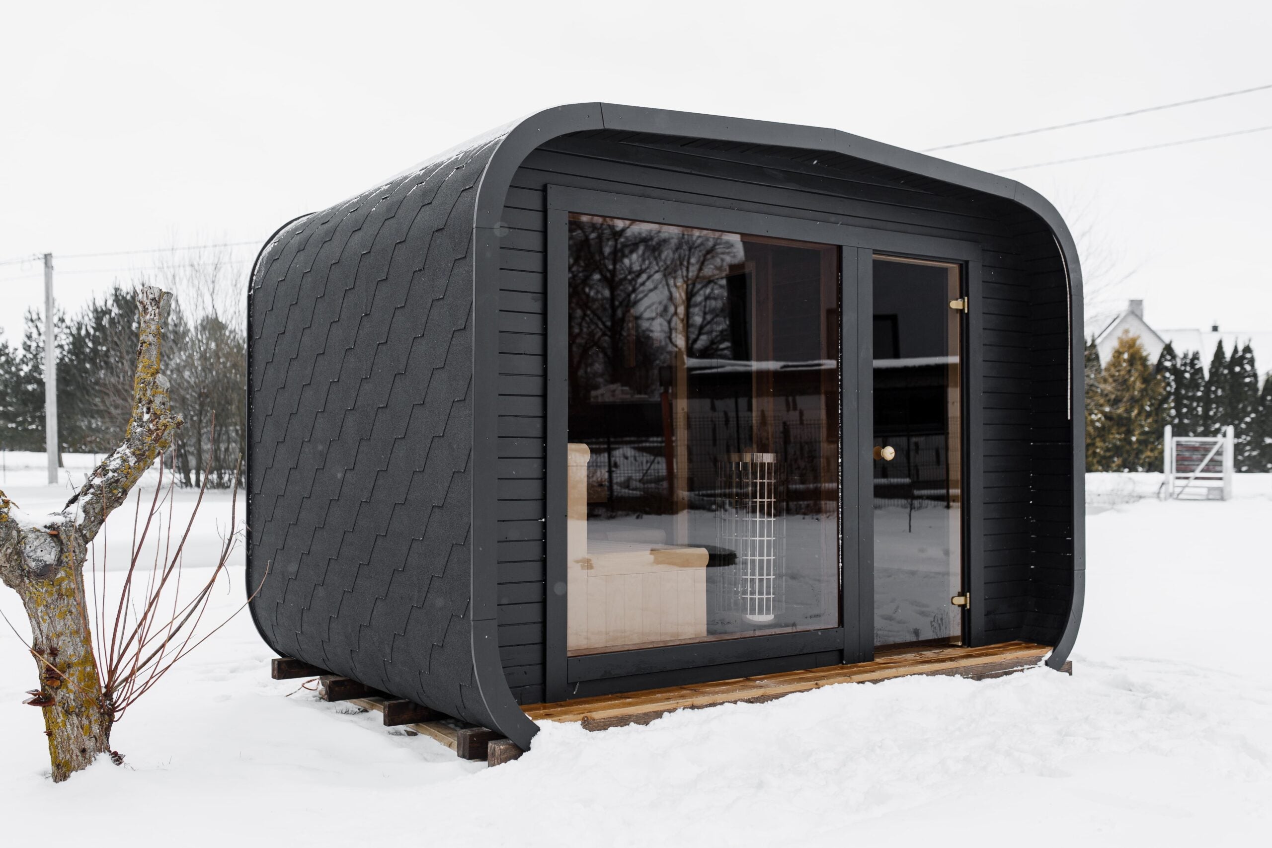 Isolierte LUX-Sauna mit Vorraum 245×340 – Thermoholz