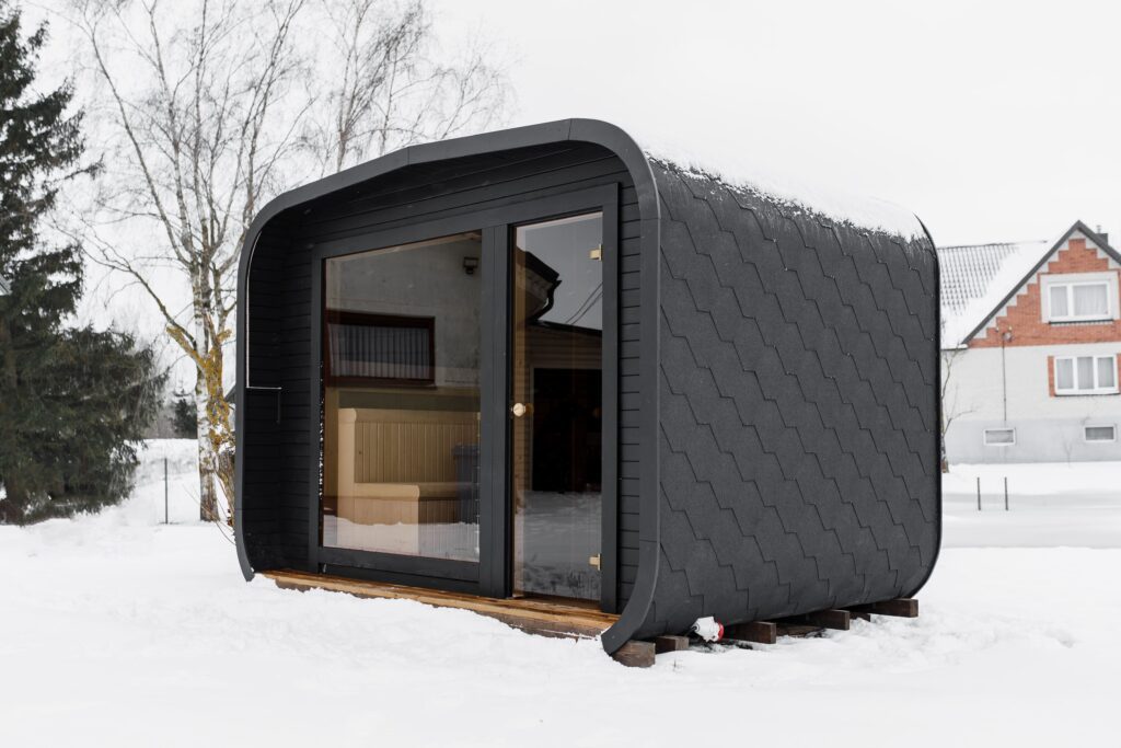 Isolierte LUX-Sauna mit Vorraum 245×340 – Thermoholz