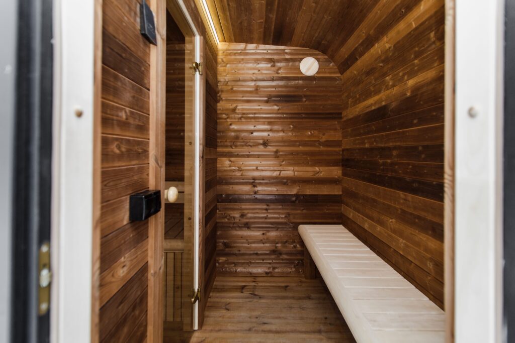 Isolierte LUX-Sauna mit Vorraum 245×340 – Thermoholz