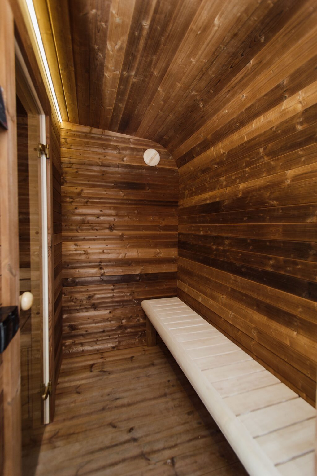 Isolierte LUX-Sauna mit Vorraum 245×340 – Thermoholz