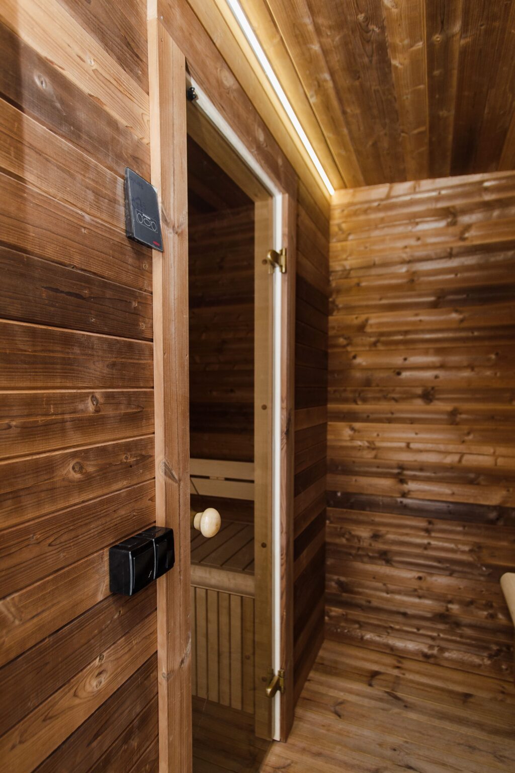 Isolierte LUX-Sauna mit Vorraum 245×340 – Thermoholz