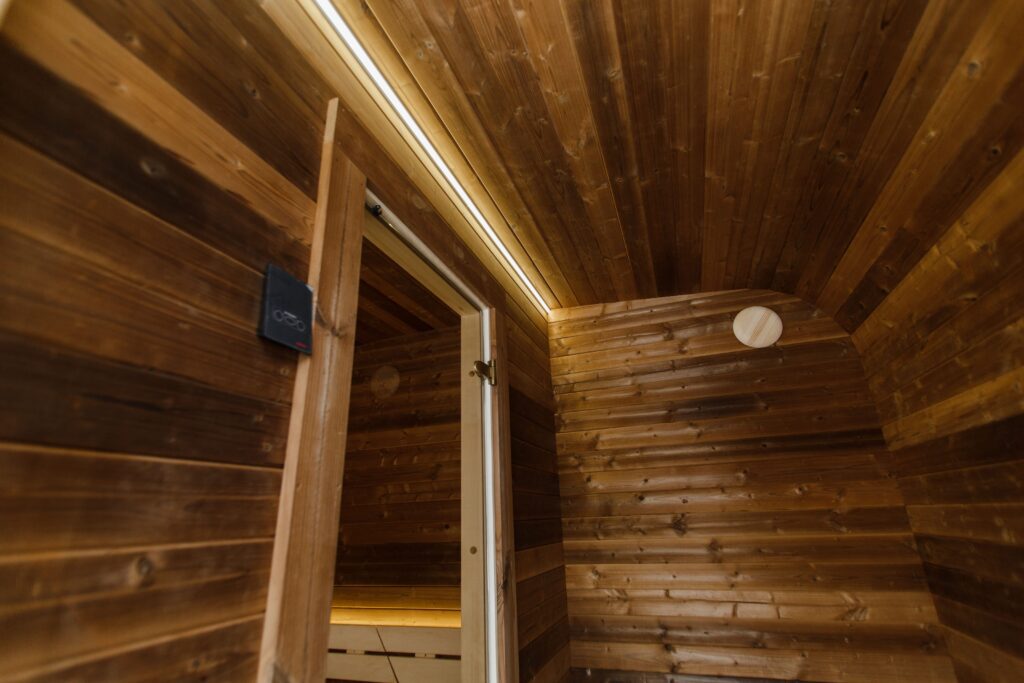 Isolierte LUX-Sauna mit Vorraum 245×340 – Thermoholz