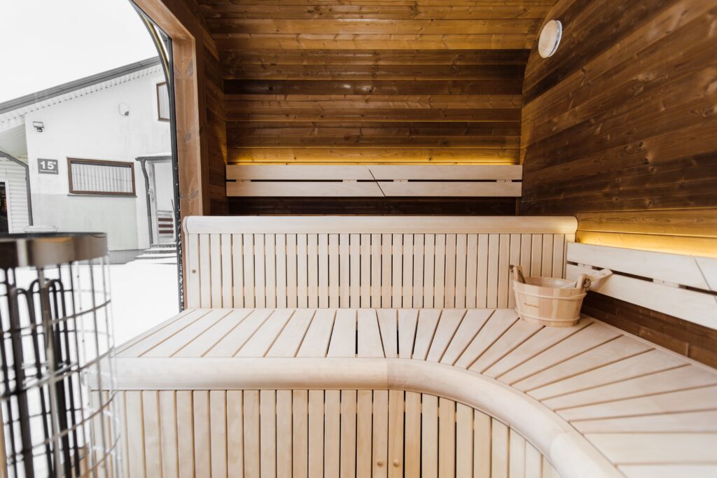 Isolierte LUX-Sauna mit Vorraum 245×340 – Thermoholz