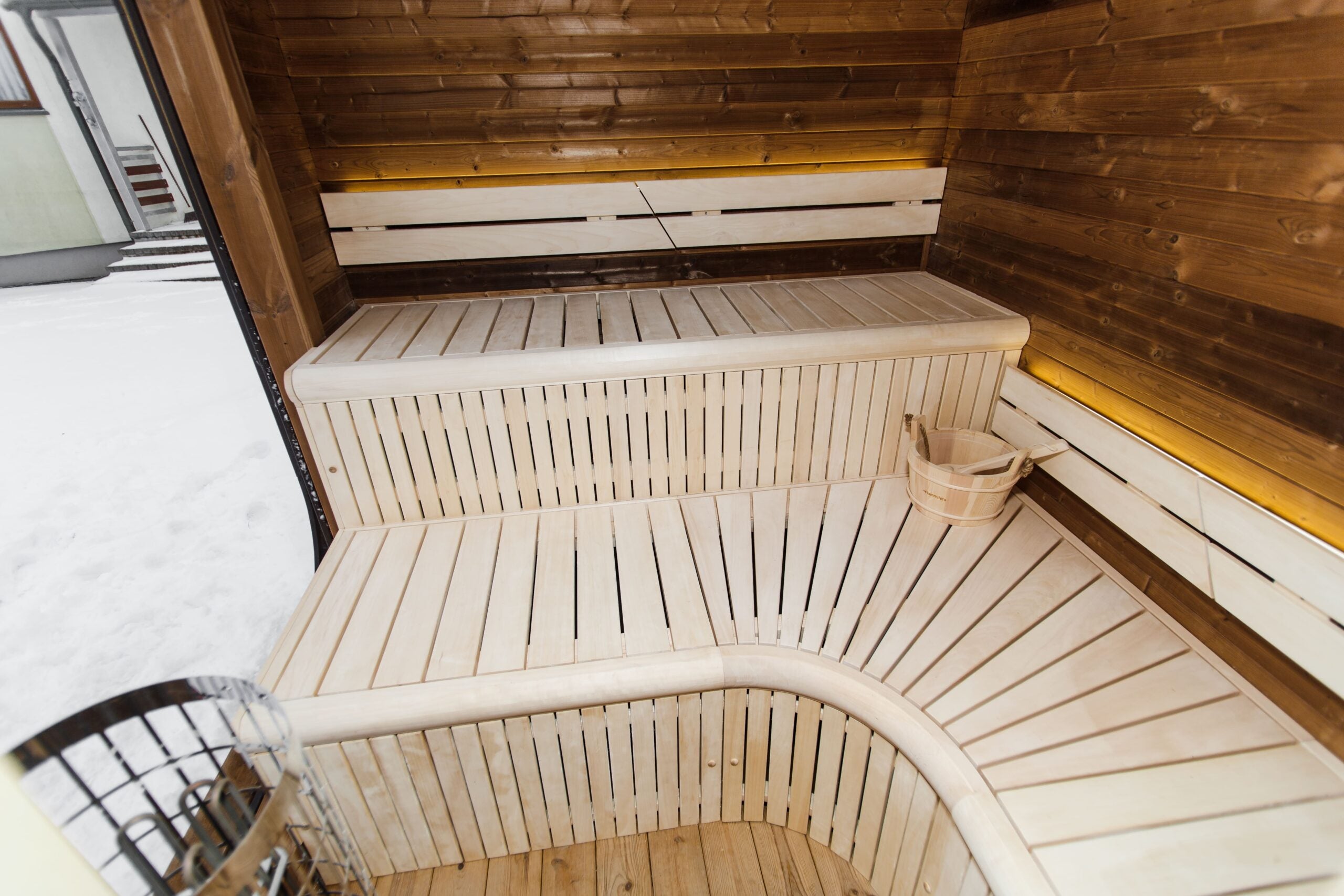 Isolierte LUX-Sauna mit Vorraum 245×340 – Thermoholz