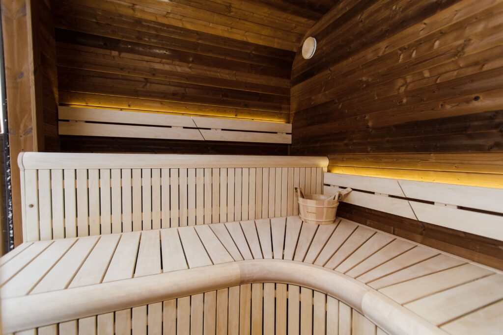 Isolierte LUX-Sauna mit Vorraum 245×340 – Thermoholz