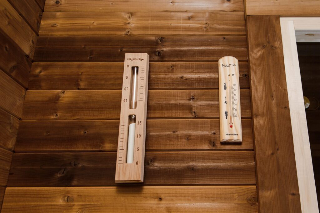 Isolierte LUX-Sauna mit Vorraum 245×340 – Thermoholz