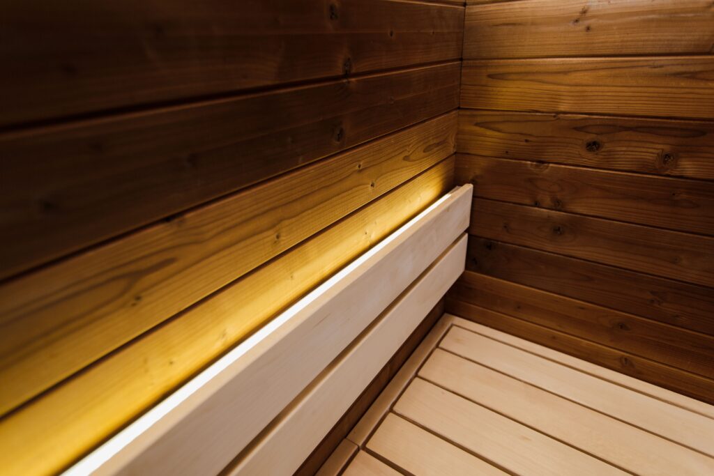 Isolierte LUX-Sauna mit Vorraum 245×340 – Thermoholz