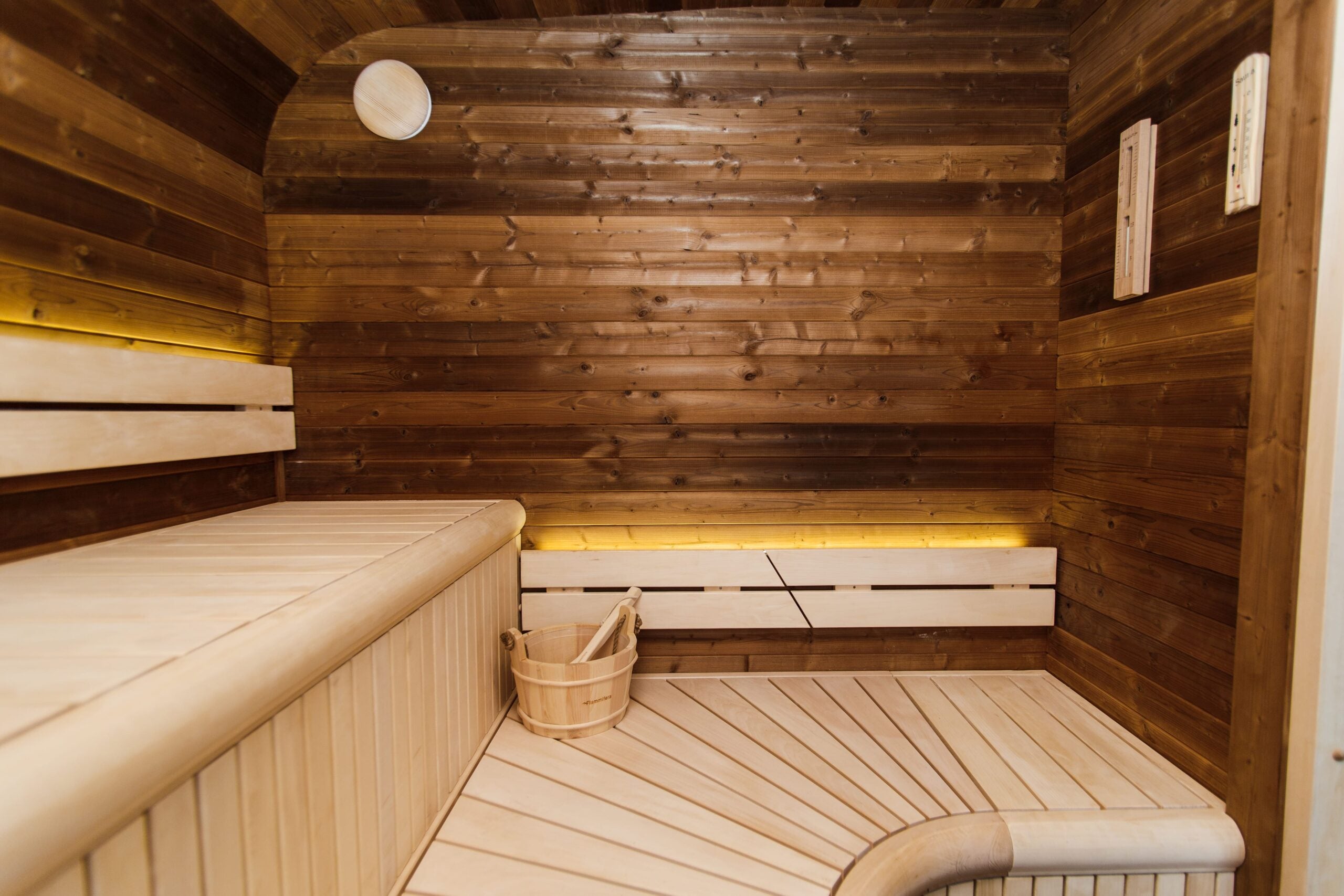 Isolierte LUX-Sauna mit Vorraum 245×340 – Thermoholz