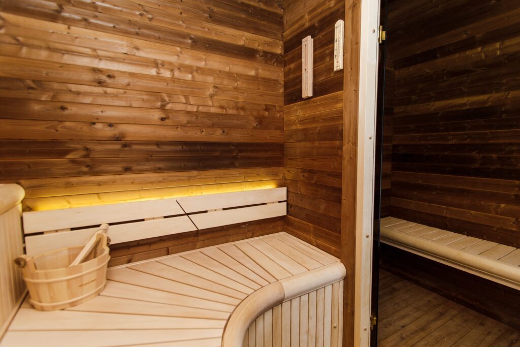 Isolierte LUX-Sauna mit Vorraum 245×340 – Thermoholz