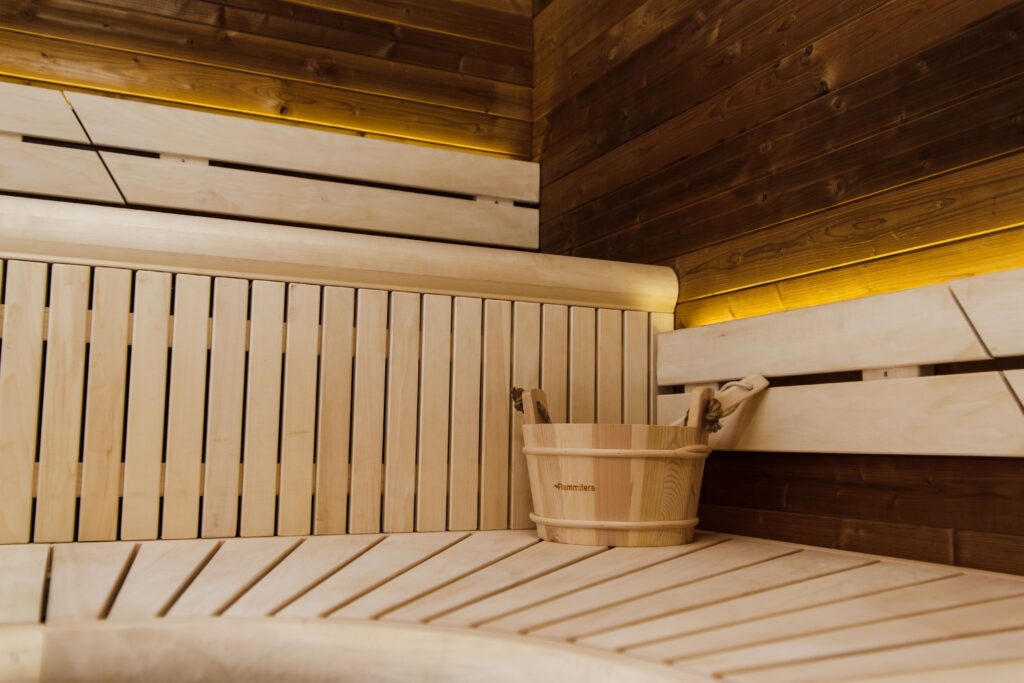Isolierte LUX-Sauna mit Vorraum 245×340 – Thermoholz