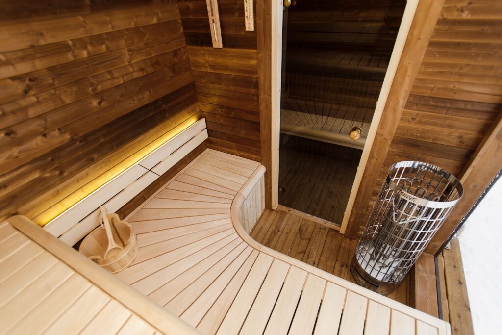 Isolierte LUX-Sauna mit Vorraum 245×340 – Thermoholz