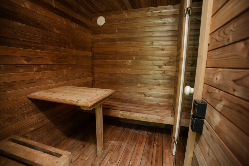 Quadratische Sauna (400 x 240 cm) mit Vorsauna