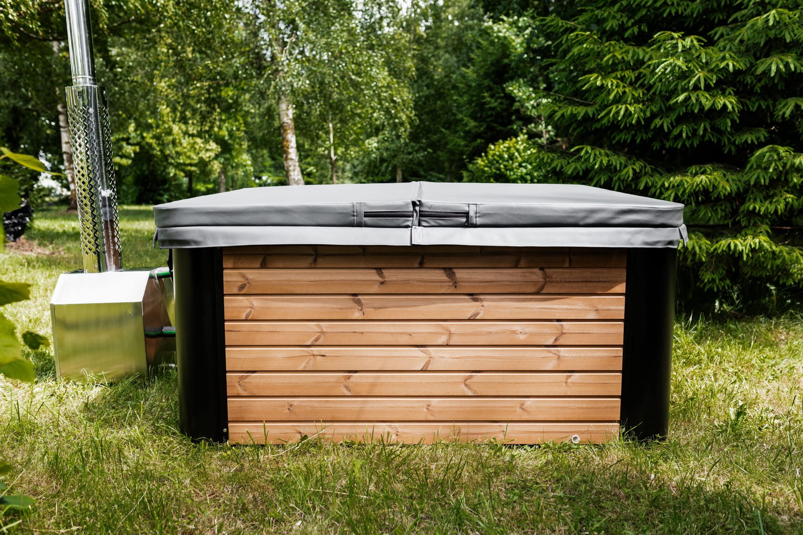 Quadratischer Acryl-Whirlpool (mit Außenheizung) 220×220 mm – Fichtenholz