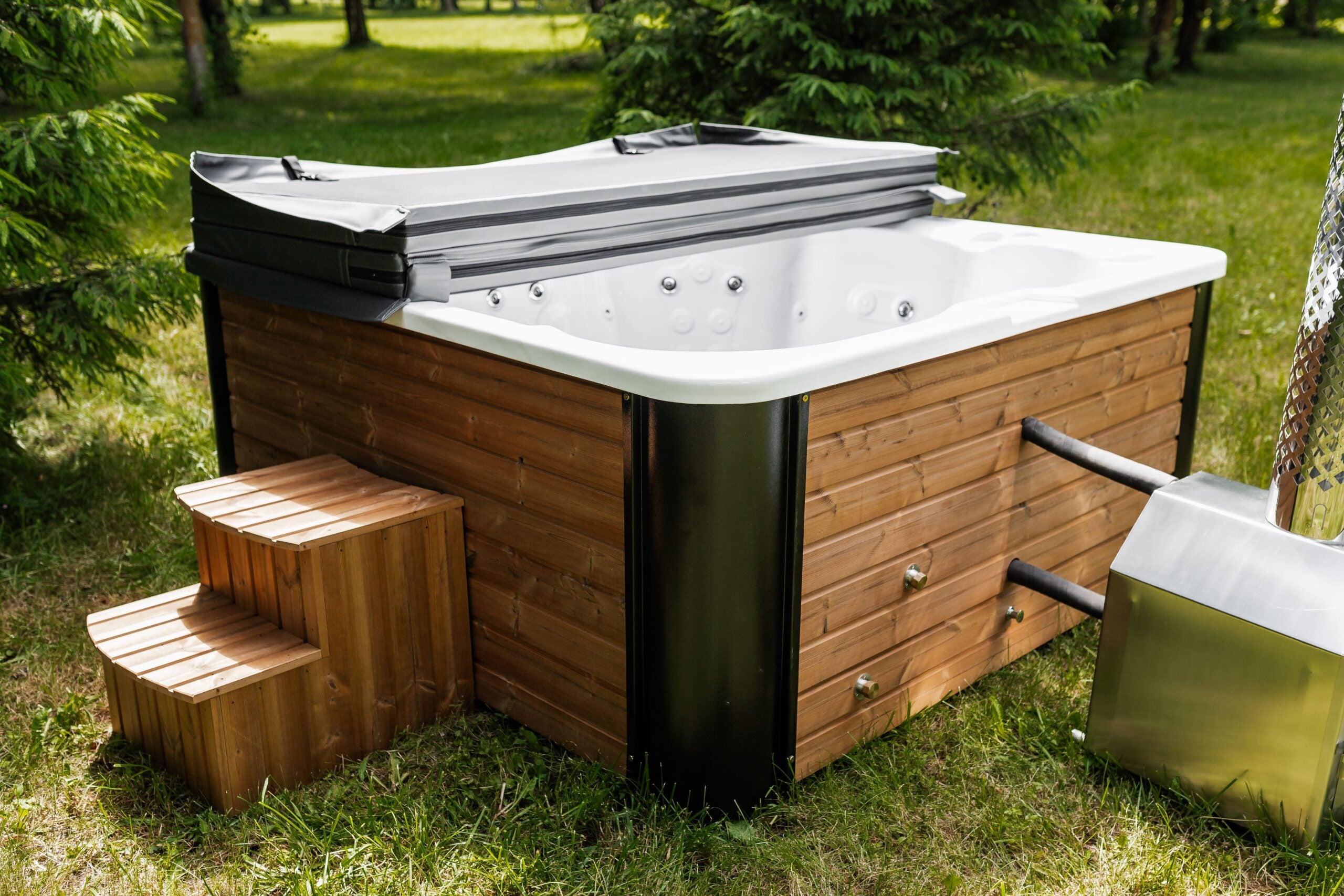 Quadratischer Acryl-Whirlpool (mit Außenheizung) 220×220 mm – Fichtenholz