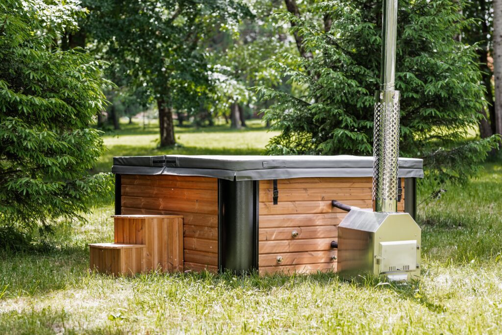 Quadratischer Acryl-Whirlpool (mit Außenheizung) 220×220 mm – Fichtenholz