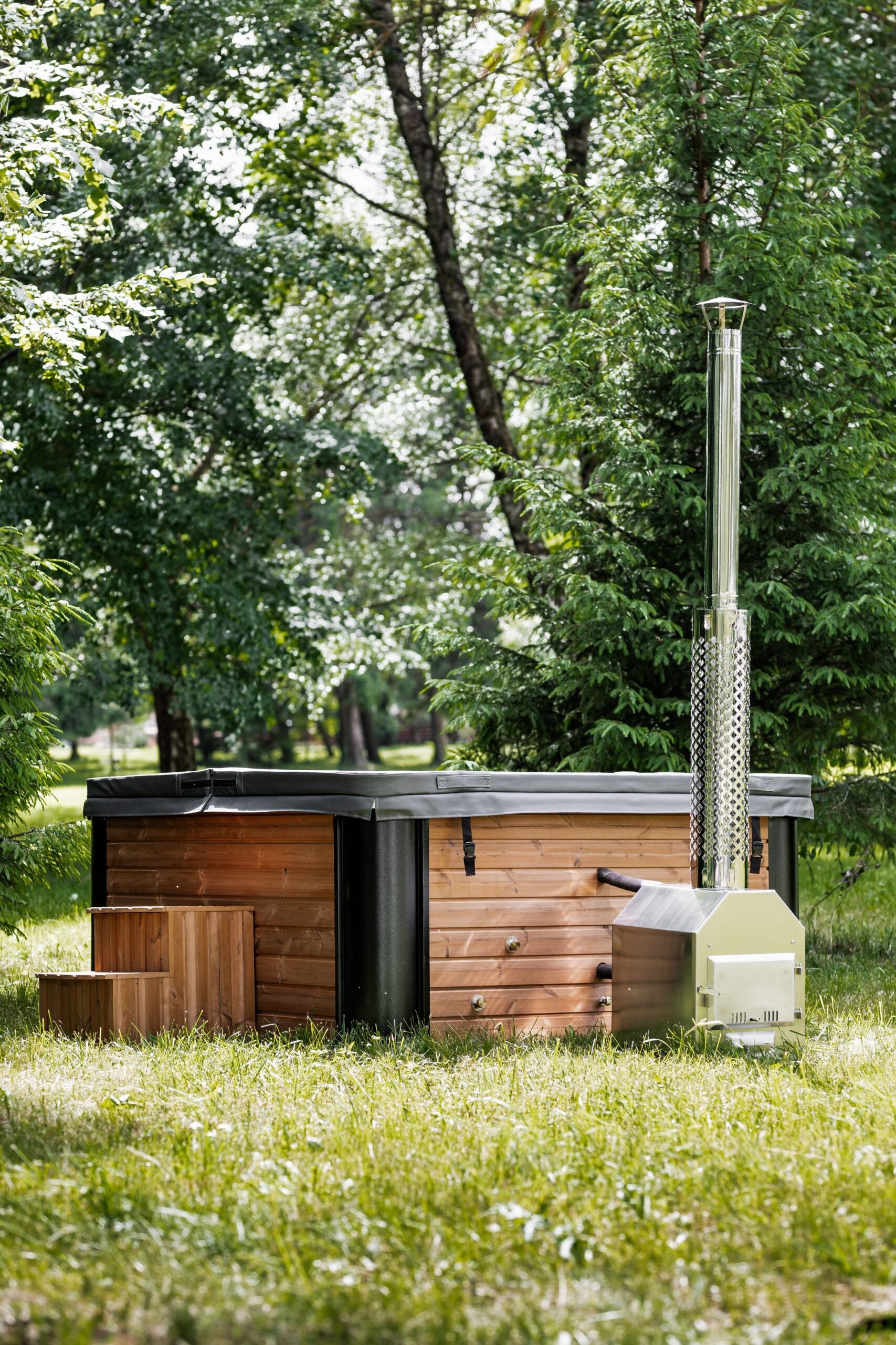 Quadratischer Acryl-Whirlpool (mit Außenheizung) 220×220 mm – Fichtenholz