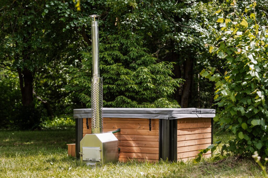 Quadratischer Acryl-Whirlpool (mit Außenheizung) 220×220 mm – Fichtenholz