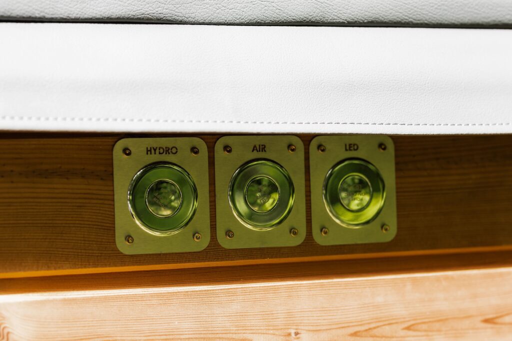 Quadratischer Acryl-Whirlpool (mit Außenheizung) 220×220 mm – Fichtenholz