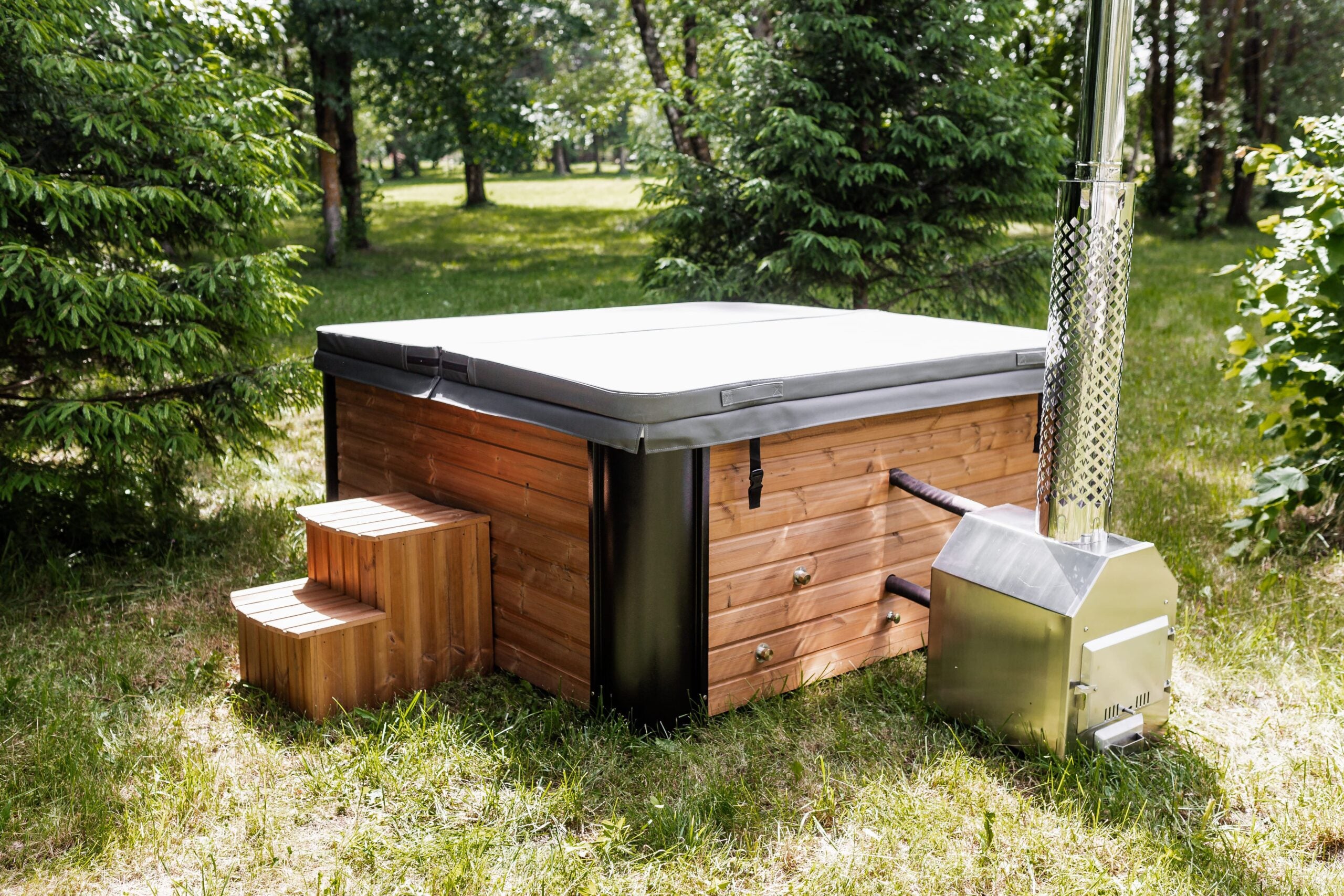 Quadratischer Acryl-Whirlpool (mit Außenheizung) 220×220 mm – Fichtenholz