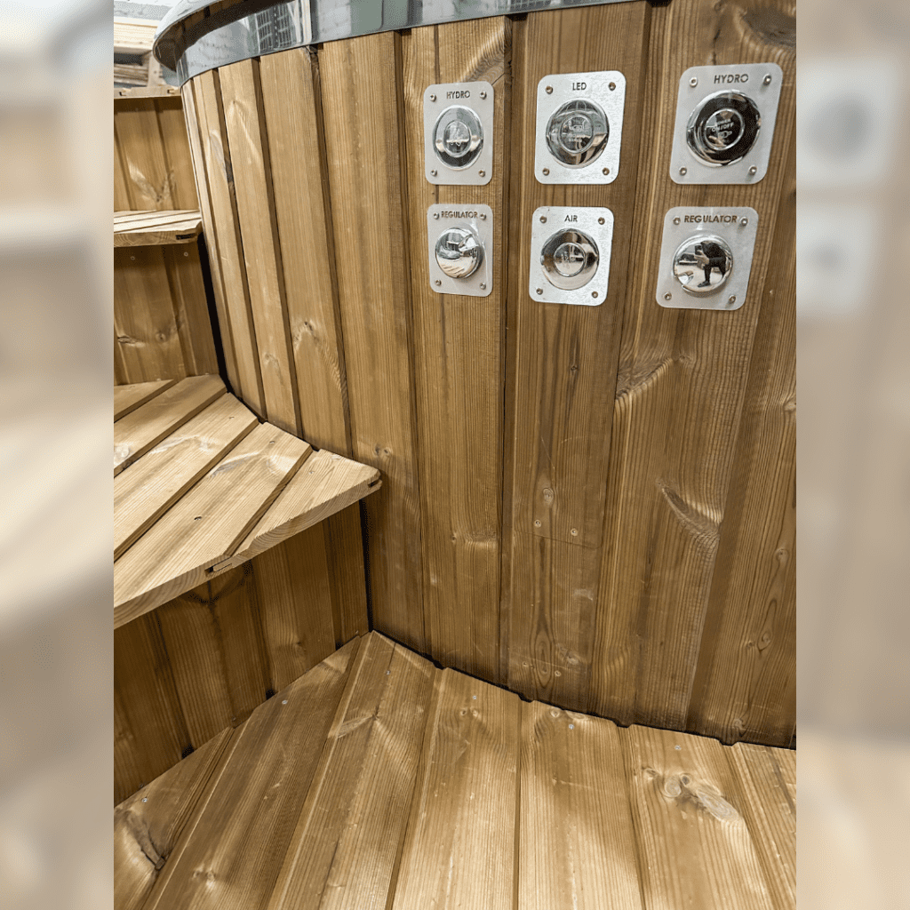 Fiberglas-Whirlpool mit integrierter Heizung im Treppenhaus/auf der Terrasse – Gebranntes Holz