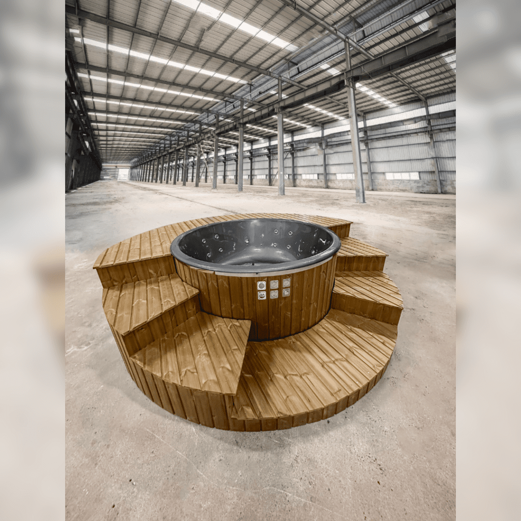 Fiberglas-Whirlpool mit integrierter Heizung im Treppenhaus/auf der Terrasse – Gebranntes Holz