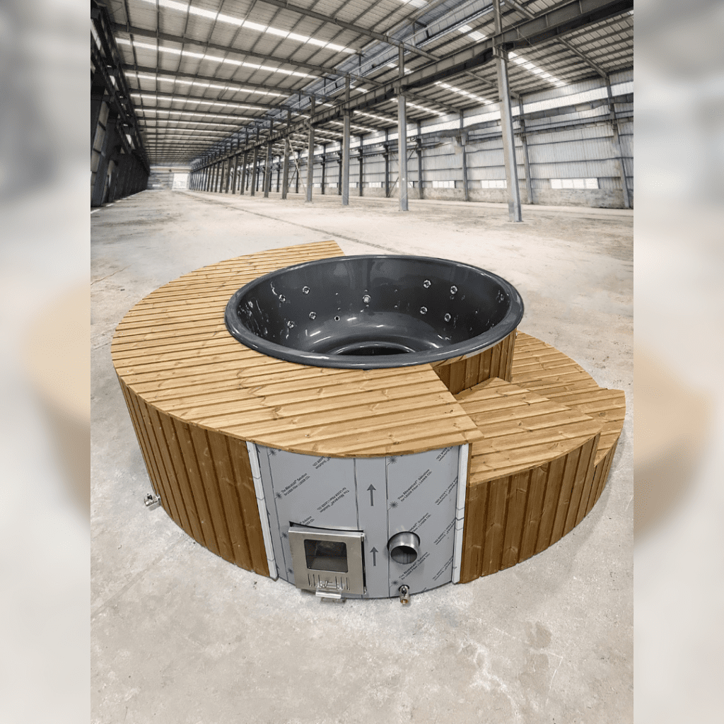 Fiberglas-Whirlpool mit integrierter Heizung im Treppenhaus/auf der Terrasse – Gebranntes Holz