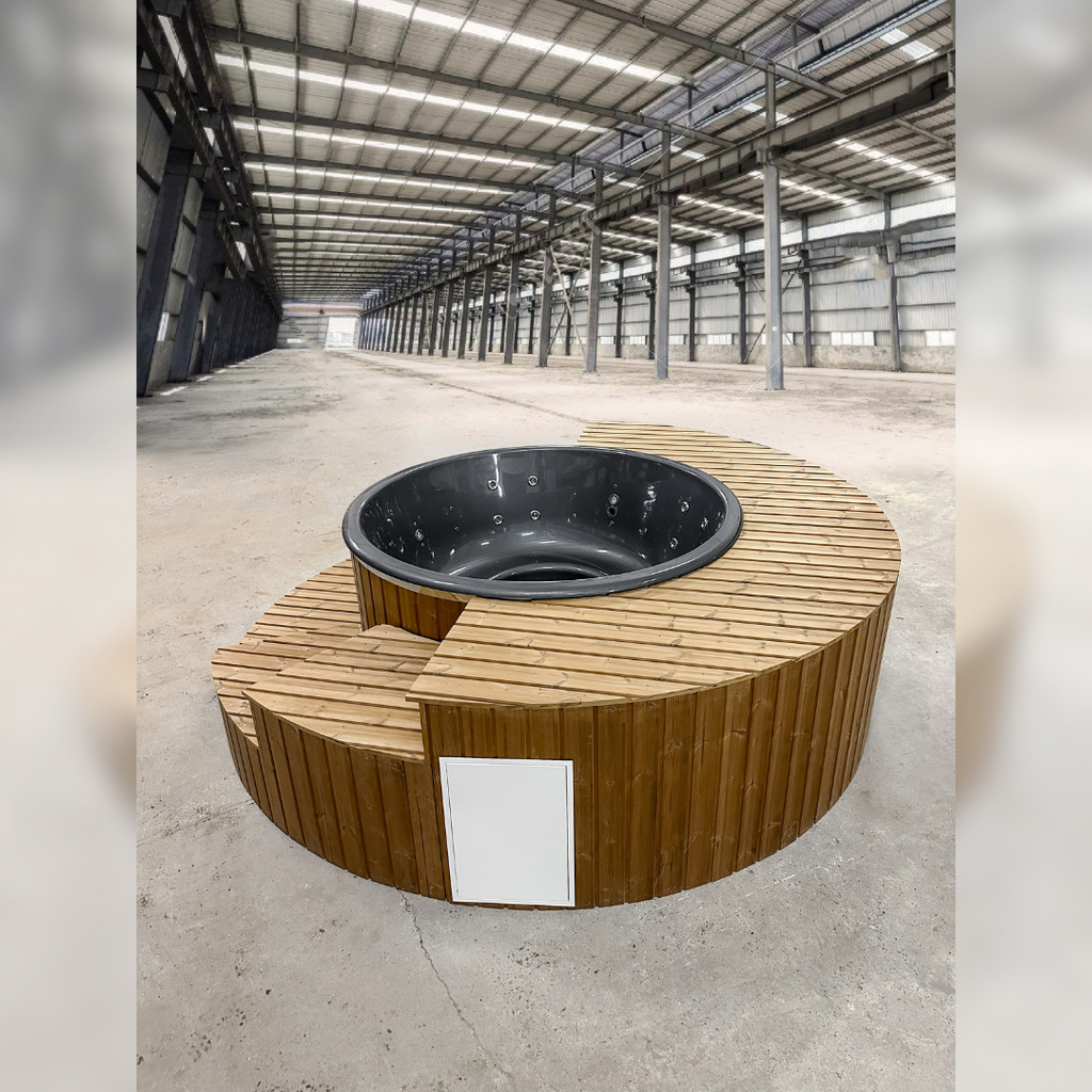 Fiberglas-Whirlpool mit integrierter Heizung im Treppenhaus/auf der Terrasse – Gebranntes Holz