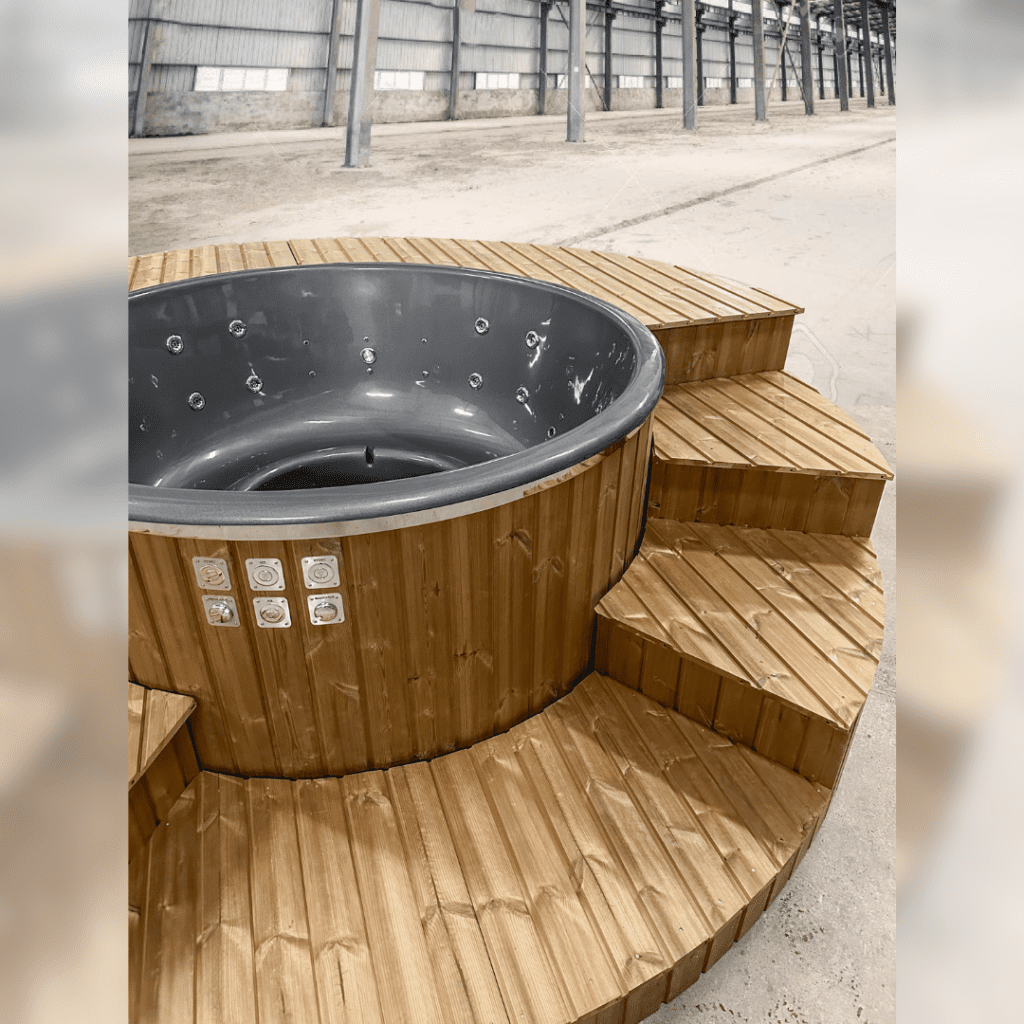 Fiberglas-Whirlpool mit integrierter Heizung im Treppenhaus/auf der Terrasse – Gebranntes Holz