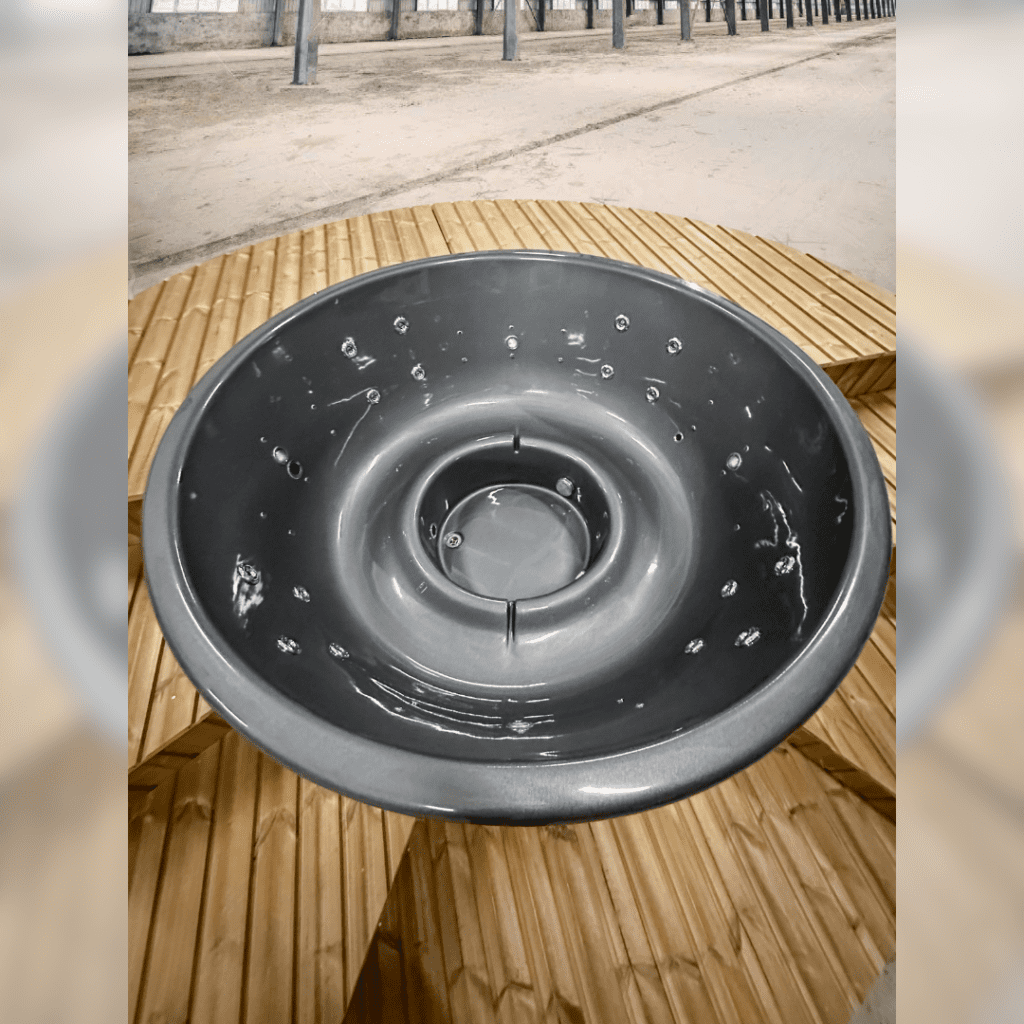 Fiberglas-Whirlpool mit integrierter Heizung im Treppenhaus/auf der Terrasse – Gebranntes Holz