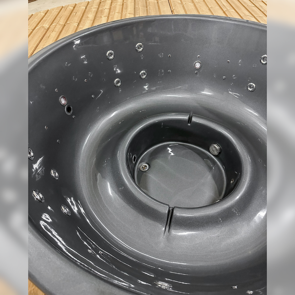 Fiberglas-Whirlpool mit integrierter Heizung im Treppenhaus/auf der Terrasse – Gebranntes Holz