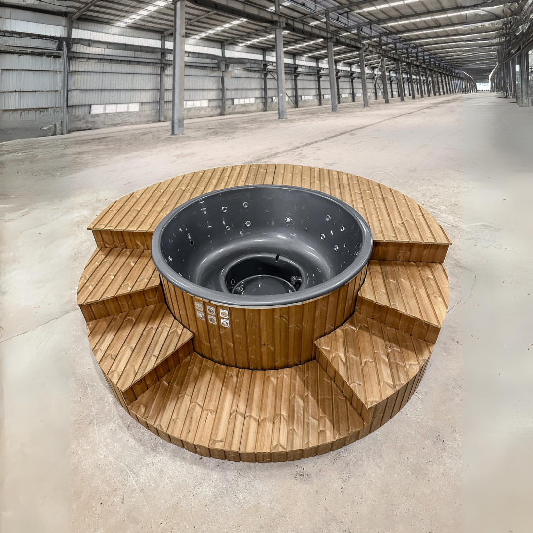 Fiberglas-Whirlpool mit integrierter Heizung im Treppenhaus/auf der Terrasse – Gebranntes Holz