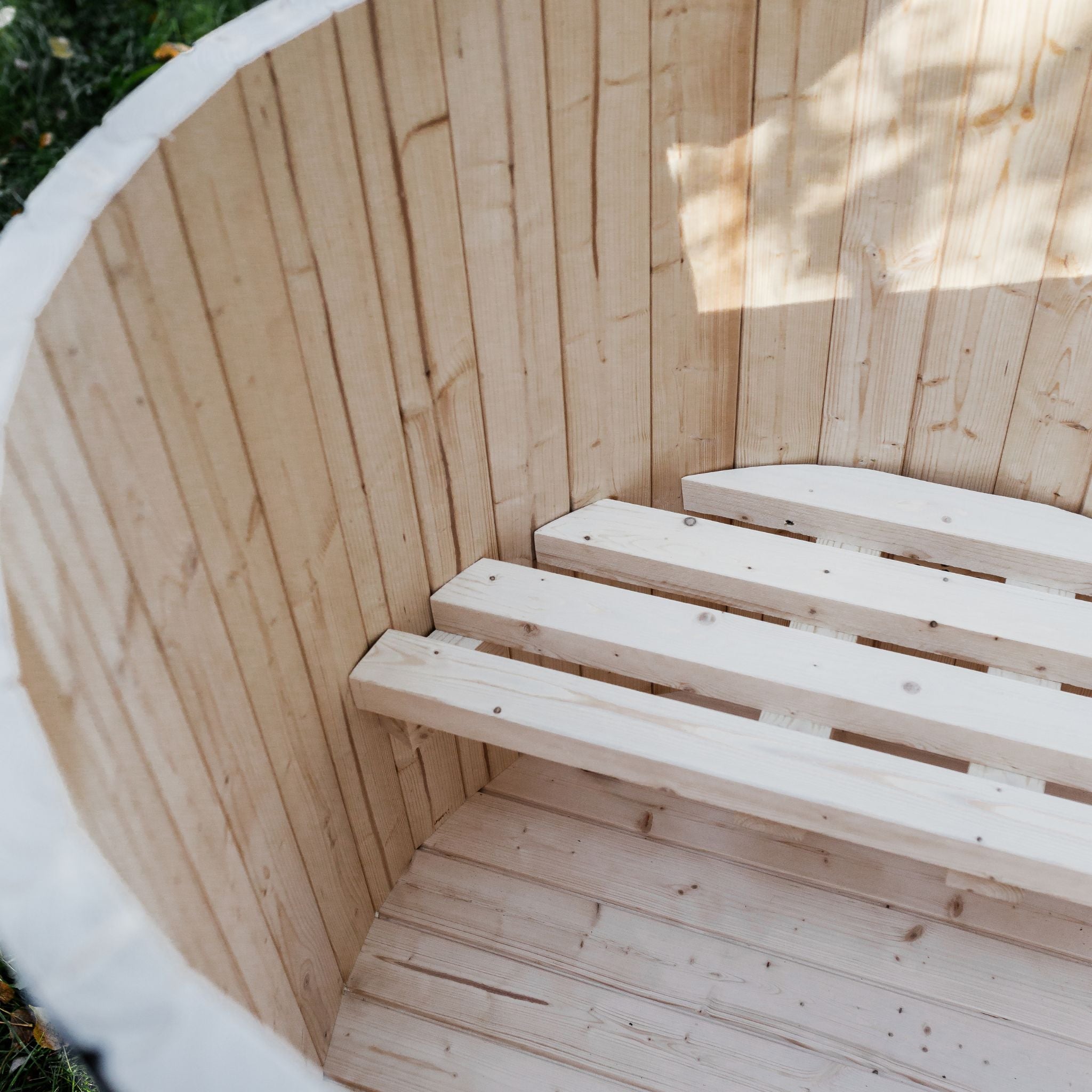 Einzelbadewanne mit Kaltwasser – Fichtenholz