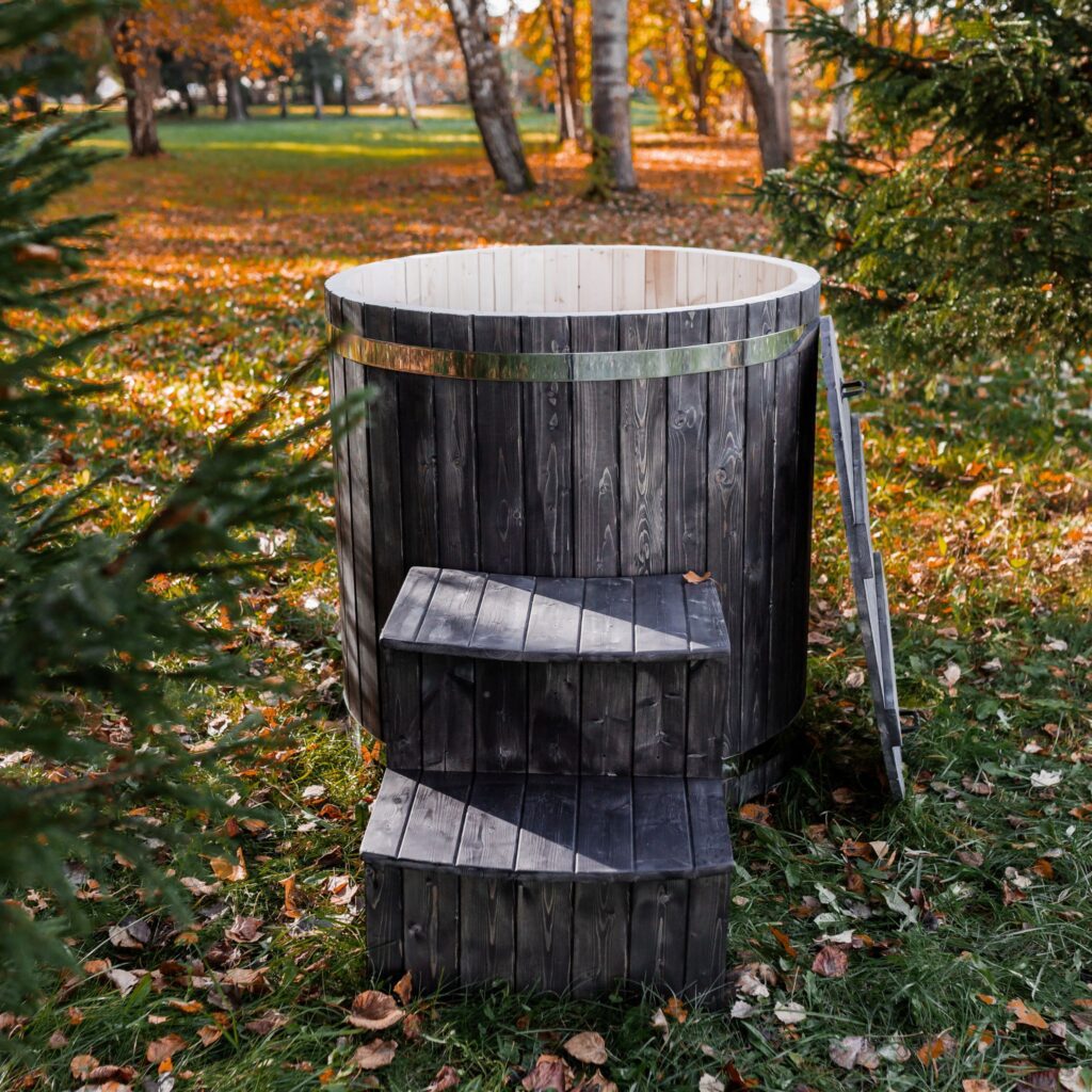 Einzelbadewanne mit Kaltwasser – Fichtenholz