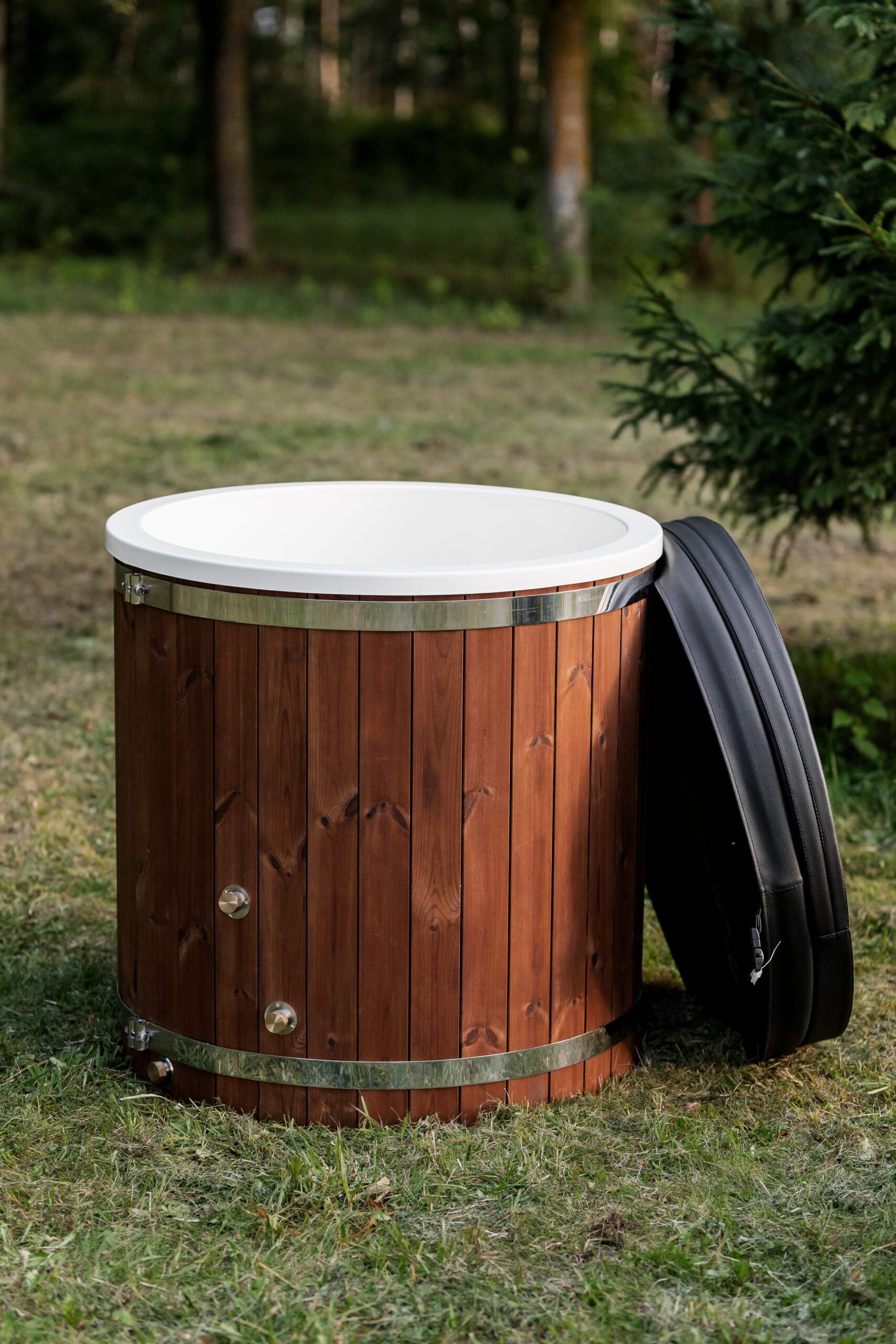 Fiberglas-Badewanne für eine Person mit Kaltwasser – Verbranntes Holz