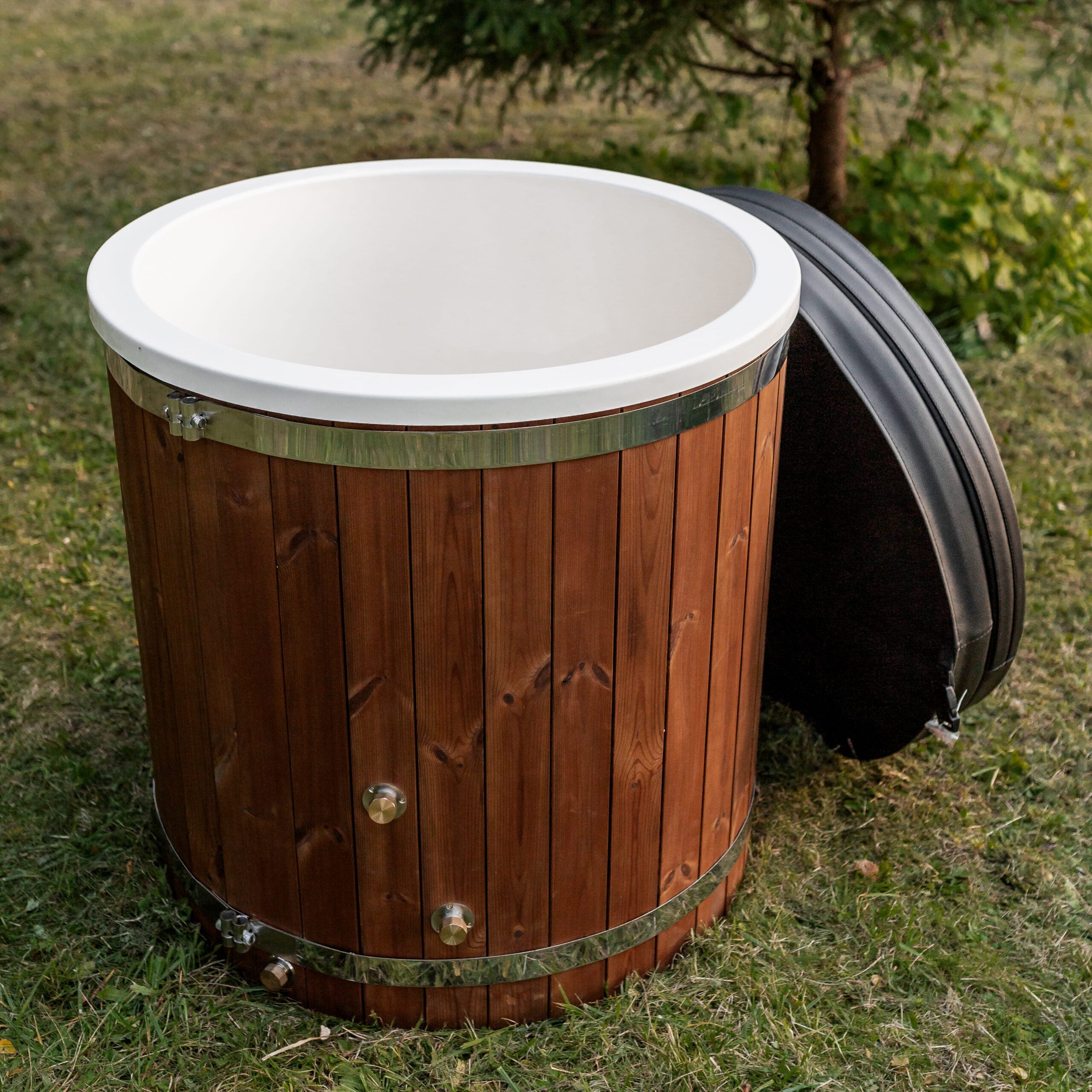 Einzelbadewanne aus Fiberglas mit Kaltwasseranschluss – Verkleidung aus WPC-Kunststoff