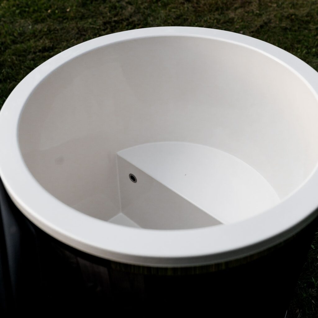 Einzelbadewanne aus Fiberglas mit Kaltwasseranschluss – Verkleidung aus WPC-Kunststoff