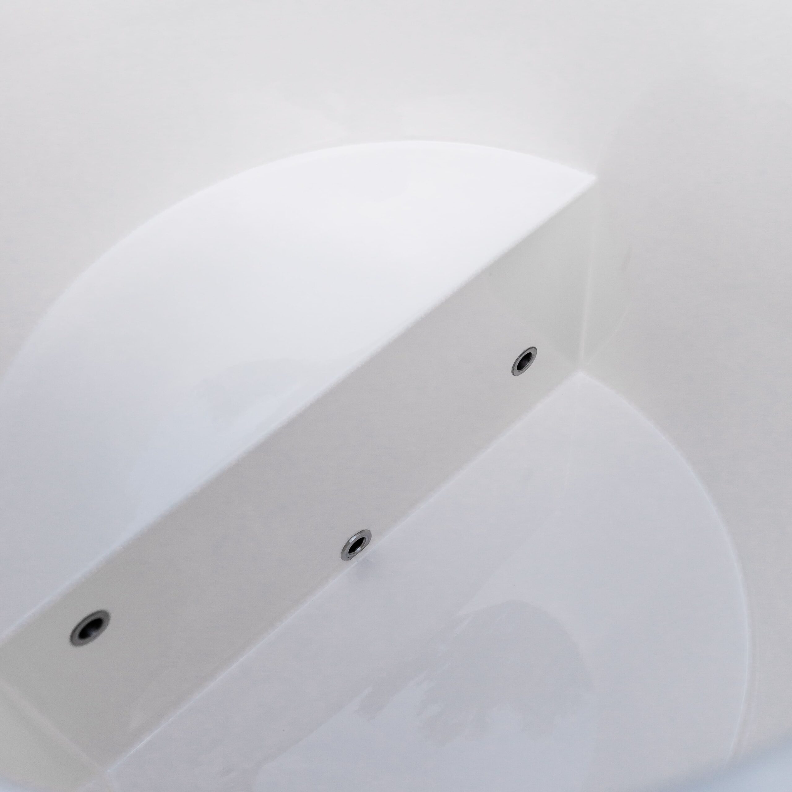 Einzelbadewanne aus Fiberglas mit Kaltwasseranschluss – Verkleidung aus WPC-Kunststoff