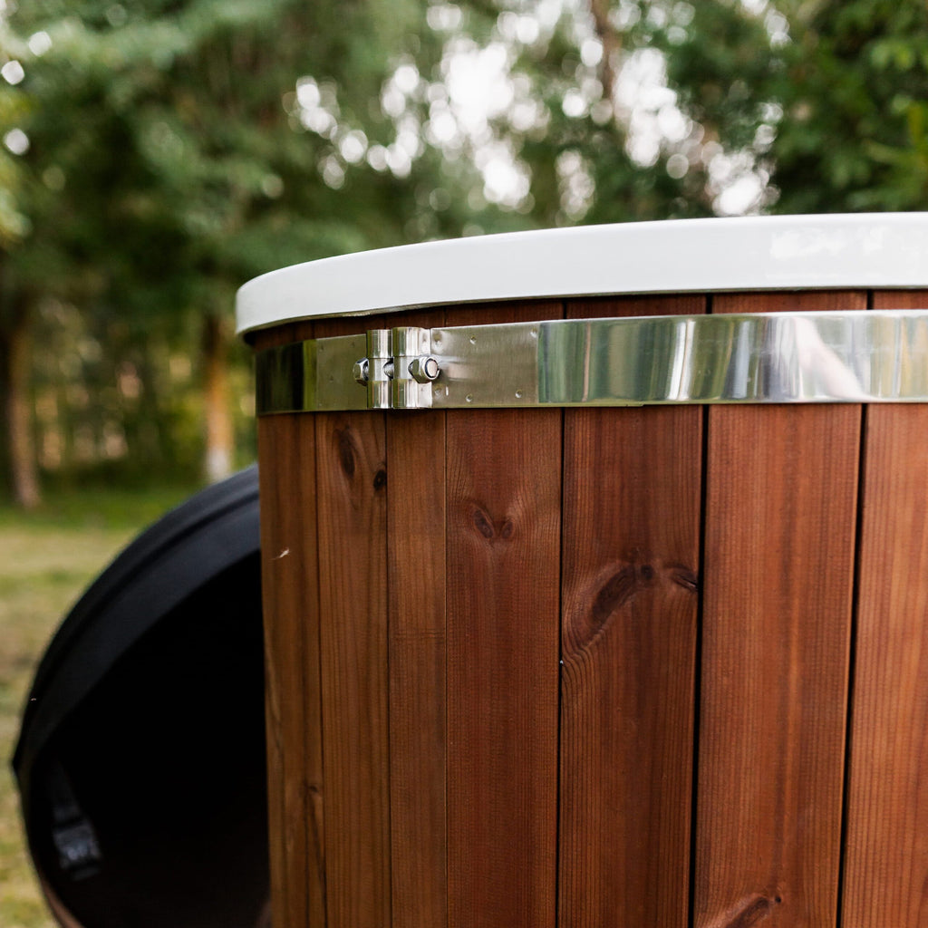 Einzelbadewanne aus Fiberglas mit Kaltwasseranschluss – Verkleidung aus WPC-Kunststoff